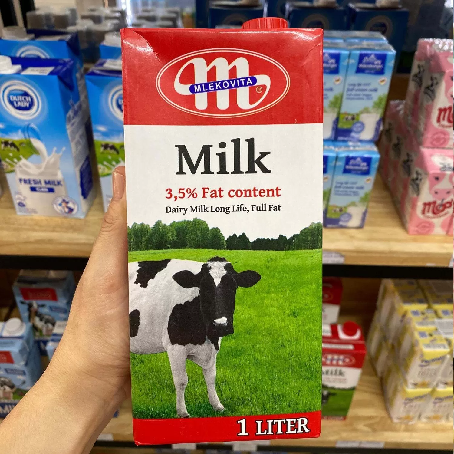 Sữa tươi không đường Balan Mlekovita chai 1L